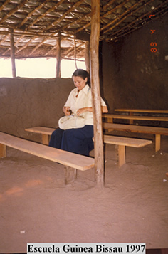 Marcela Ballara en Escuela Guinea Bissau 1997